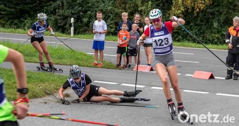 Mitunter sind spektakuläre Ausweichmanöver erforderlich, wenn ein vorausfahrender Sportler im Wettkampf stürzt. Dem gestürzten Sportler ist nichts passiert. Er konnte das Rennen fortsetzen. Rechts die Jugfend-Siegerin Ella Paul. Bild: chl