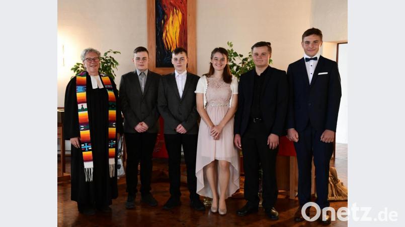 Pfarrerin Heidi Gentzwein (von links) feierte mit den Konfirmanden Dominic und Matthias Deller, Zoe und Tim Stöckl und Paul Zenger. Bild: Freya Stoeckl