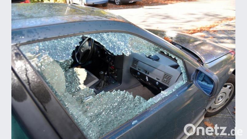 Weil er sich provozierte fühlte, schlug ein 50-Jähriger mit einer Mülltonne die Scheiben eines Autos ein. Wegen Sachbeschädigung stand er vor dem Amtsgericht Tirschenreuth. Symbolbild: René Priebe/dpa