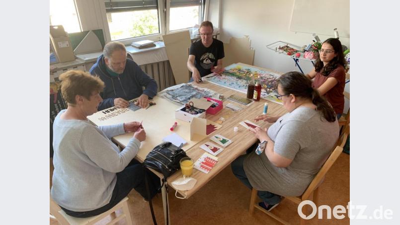 In der Oase Weiden finden psychisch Kranke Halt. Das Angebot ist breit gefächert. Beim Basteln, Spielen oder Kochen finden sie eine Art Tagesstruktur. Edwin Biller (hinten Mitte) und Christine Zierer (rechts) gehören zum Mitarbeiter-Team der Tagesstätte. Bild: ck