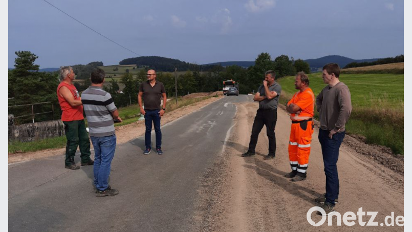 Albert Armer, Martin Dunst, Bürgermeister Maximilian Beer, Georg Braun, Anton Köppl und Simon Heiser (von links) machten sich ein Bild vom Fortschritt der Bauarbeiten. Bild: Franz Stockerl/exb