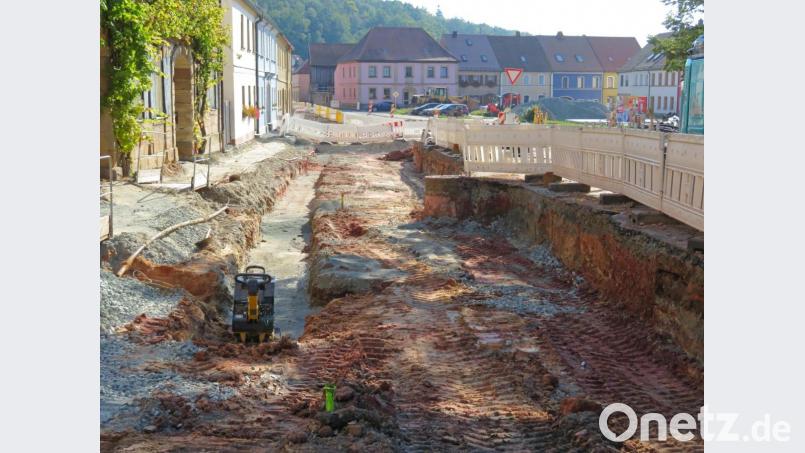Die Sommerpause ist vorbei, die Bauarbeiten auf dem Marktplatz laufen wieder. Momentan wird am Graben für die Strom-, Telekom- und Glasfaserleitungen (Speedpipes) vom unteren Tor aus in Richtung Rathaus gearbeitet. Bild: ow