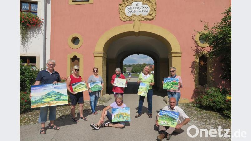 Günter Haslbeck, Gerlinde Jobst, Christine Schäffler, Ursula Dietrich, Inge Plötz, Irene Lächelt (stehend von links), Martina Grötsch und Franz Dengler (sitzend von links) trafen sich in Speinshart zur Besprechung ihrer Aquarelle. Bild: jzk