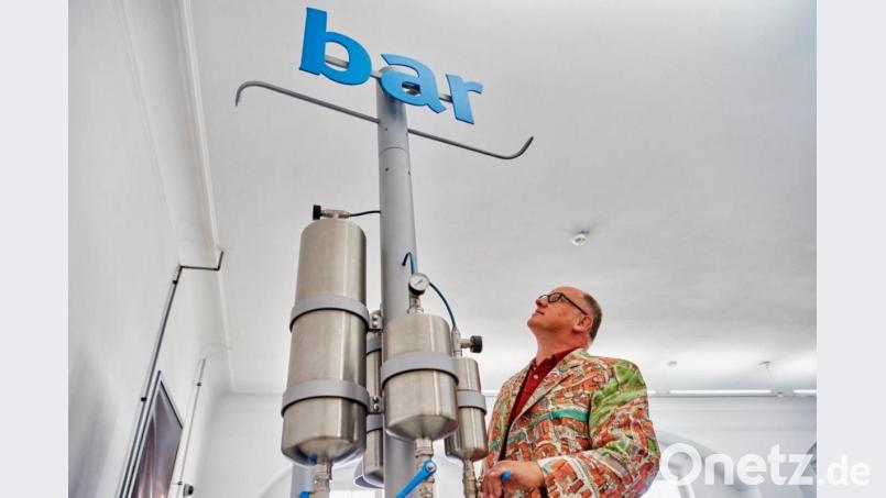 Museumsdirektor Wilhelm Koch zapft an der „bar&quot; frische Luft. Bild: <a href=