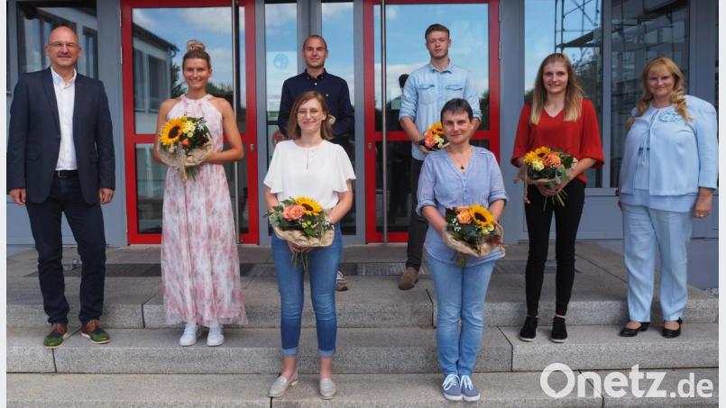 Rektor Alexander Köstler (von links) hieß die neuen neuen Lehrkräfte Sarah Meichner, Franziska Dietl, Niklas Foti, Nico Dümmelbeck, Monika Heim und Sophia Schmid willkommen. Auch Konrektorin Sandra Schmidl freute sich über die Verstärkung im Kollegium. Bild: jpl