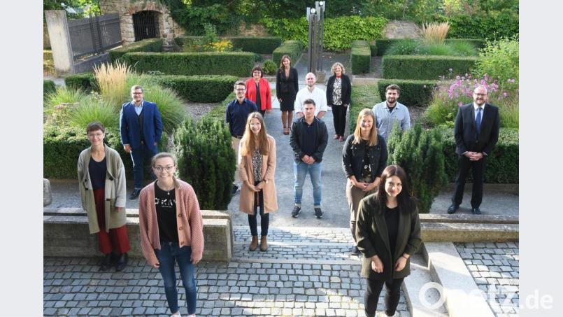 Die neuen Lehramtsanwärter des Landkreises im Garten des Landratsamts Neustadt/WN. Bild: Gabi Schönberger