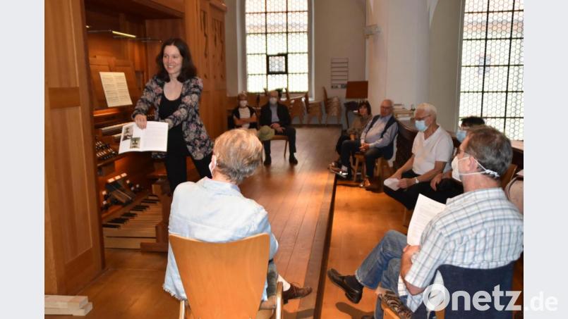 Hoch oben im Kirchenschiff von St. Michael erläuterte Dekanatskantorin Anna-Magdalena Bukreev interessierten Besuchern Bauweise, Funktion und Geschichte der Max-Reger-Gedächtnis-Orgel. Bild: hcz