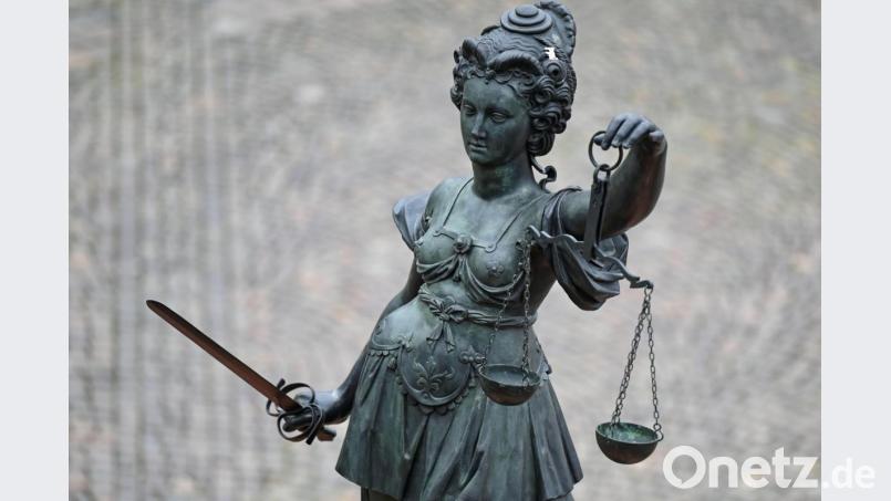 Eine Statue der Justitia hält eine Waage und ein Schwert in der Hand. Foto: Arne Dedert/dpa/Symbolbild Bild: Arne Dedert