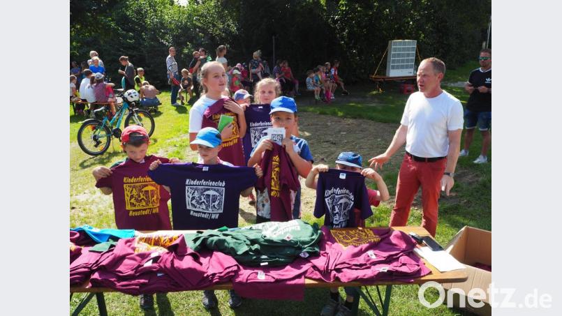 Wer an vier Aktionen des Kinderferienclubs heuer teilgenommen hatte, erhielt zum Abschluss ein T-Shirt. Bild: krb