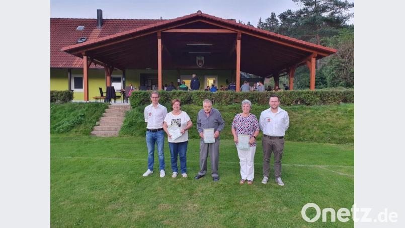 Vorsitzender Tobias Hösl (von links) zeichnete Juliane Pröls, Edmund Schönberger und Angelika Schneider aus. Auch zweiter Vorsitzender Matthias Dillig gratulierte. Bild: tsv trausnitz/exb