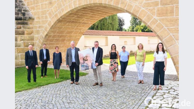 Für die Demenzwoche werben (von links) Roland Ganzmann (Vorstand, St. Anna Krankenhaus Sulzbach-Rosenberg), Dr. Raphael Gaillard (Bayerisches Landesamt für Pflege), Angela Schneider (kommunale Amtsleitung, Bayerisches Landesamt für Pflege), Landrat Richard Reisinger, Oberbürgermeister Michael Cerny, Katja Stiegler (AOVE – Koordinierungsstelle „Alt werden zu Hause), Birgit Hübner (Fachstelle für Pflegende Angehörige, Malteser.), Irene Hug (Gesundheitsamt Amberg-Sulzbach), Christine Hecht (Geschäftsstelle Gesundheitsregion plus AM/AS). Bild: Simon Wiesner/Stadt Amberg/exb