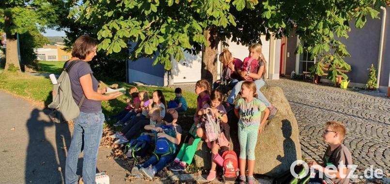 Lern Olchi-Opa nun doch noch das Schwimmen? Gespannt lauschten die Teilnehmer der Lesewanderung der Pfarrbücherei, wie es in Erhard Dietls Buch weitergeht. Bild: exb