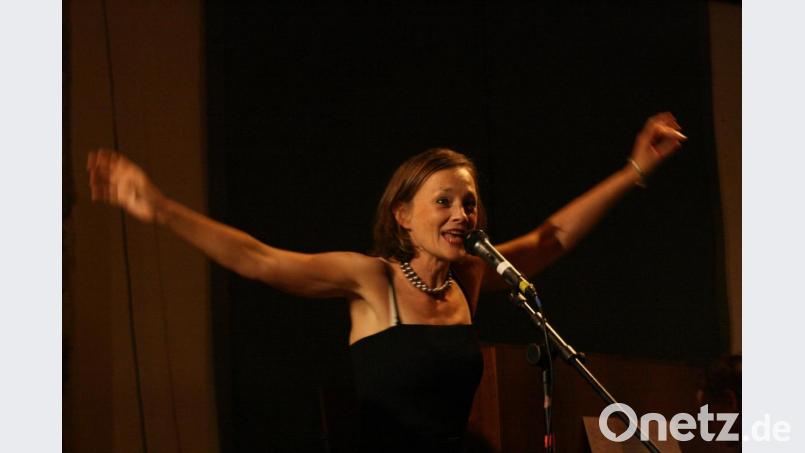 Die Sängerin Reinhild Kuhn tritt am 1.Oktober mit ihrem Programm „Up-Leben“ in der Weidener Michaelskirche auf. Bild: privat/exb
