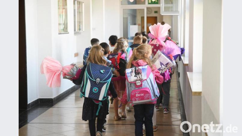 Diese Erstklässlerinnen und Erstklässler an der Grundschule Altenstadt/WN haben nicht nur ihre Schultüten dabei, sondern auch ihre Schutzmasken. Am Dienstag hat in Bayern die Schule wieder angefangen. Bild: Gabi Schönberger