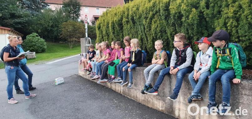 Lern Olchi-Opa nun doch noch das Schwimmen? Gespannt lauschten die Teilnehmer der Lesewanderung der Pfarrbücherei, wie es in Erhard Dietls Buch weitergeht. Bild: exb