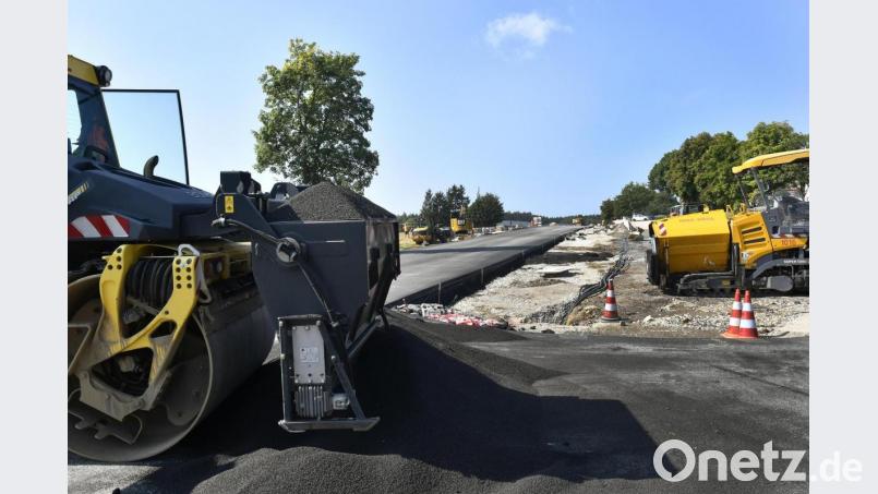 Mindestens zwei Wochen länger dauern die Arbeiten an der B14 bei Kauerhof - das hat mehrere Gründe. Bild: Petra Hartl