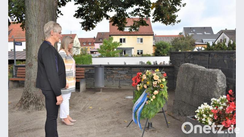 Zweite Bürgermeisterin Anita Stauber (von links) und dritte Bürgermeisterin Anita Heßler hielten am &quot;Tag der Heimat&quot; am Gedenkstein inne. Bild: rgr