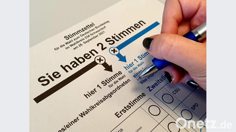 Immer mehr Wahlberechtigte fordern die Briefwahlunterlagen an. Sie wollen sich den Stimmzettel mit den 11 Direktkandidaten (links) und 26 Parteilisten (rechts) für den Wahlkreis Schwandorf genau ansehen. Bild: Tietz