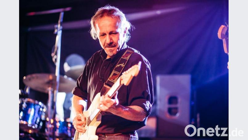 Manfred Preischl auf der Bühne. Der Musiklehrer will das politische Sprachrohr selbstständiger Künstler sein. Bild: privat