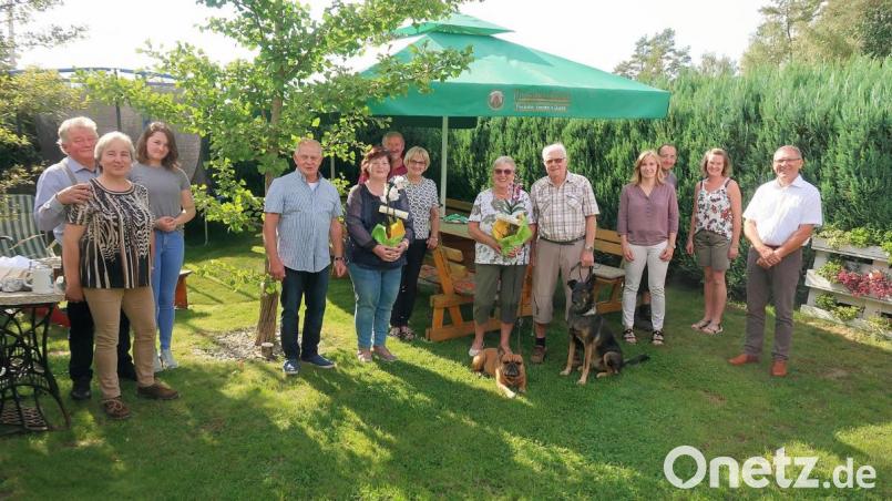 In der Tourist-Info Friedenfels sind Heinz und Eva-Maria Humpmair (Fünfter und Sechste von rechts) mittlerweile unter den &quot;Top Ten&quot; der Gäste registriert. Günter und Hannelore Dölle (Vierter und Fünfte von links) wurden durch Bürgermeister Oskar Schuster (rechts) und Tourist-Info-Leiterin Melanie Höfer (Vierte von rechts) für ihren 30. Urlaub ausgezeichnet. Geschenke und Gutscheine gab es auch von den Quartiergebern Bernhard und Rita Petrik (links). Bild: bsc