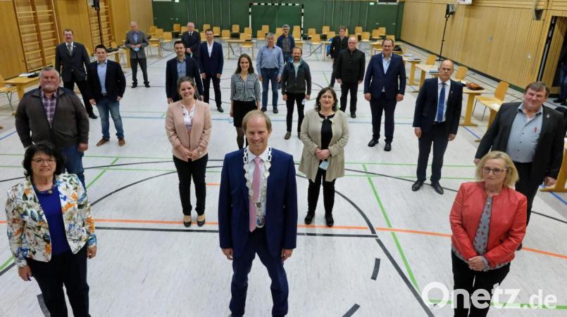 Johann Zitzler (Zweite Reihe, links) trat im Mai vergangenen Jahres die Amtsperiode als Marktrat in Wernberg-Köblitz an. Zweite Bürgermeisterin Maria Schlögl (vorne links) muss nun auf den langgedienten Mitstreiter in der FW-Fraktion verzichten. Bild: twi