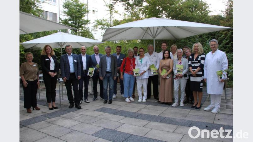 Der Klinische Leiter des Onkologischen Zentrums, Dr. Fischer von Weikersthal (rechts), bei der Präsentation des ersten Handbuchs für gesunde Ernährung im Kreis seines Teams und der geladenen Gäste. Bild: ads