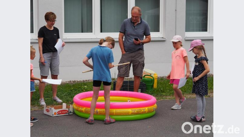 Martina und Karl Hoch übernimmt die Schiedsrichter-Funktion beim Wettangeln. Bild: fjo