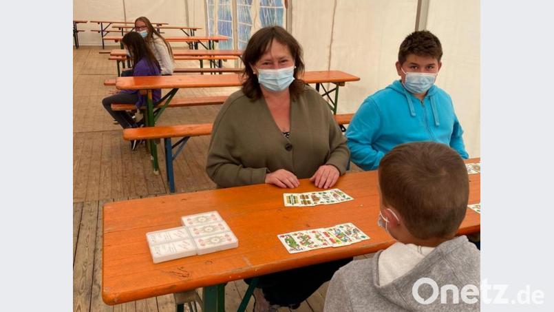 Marianne Schieder organisiert nicht nur das Kinderzeltlager in Voithenberg mit, sie ist dort auch als Schafkopf-Lehrerin im Einsatz. Bild: Florian Wein
