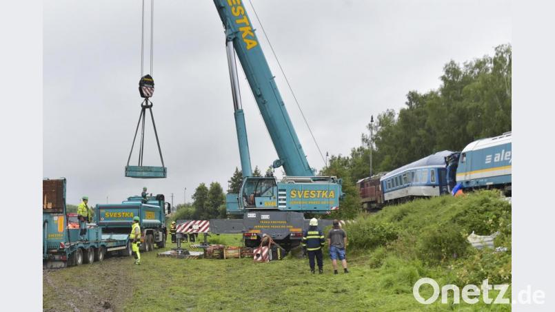 Mit schwerem Gerät werden die Züge nach dem schweren Unfall in Tschechien geborgen. Archivbild: Chaloupka Miroslav/CTK/dpa