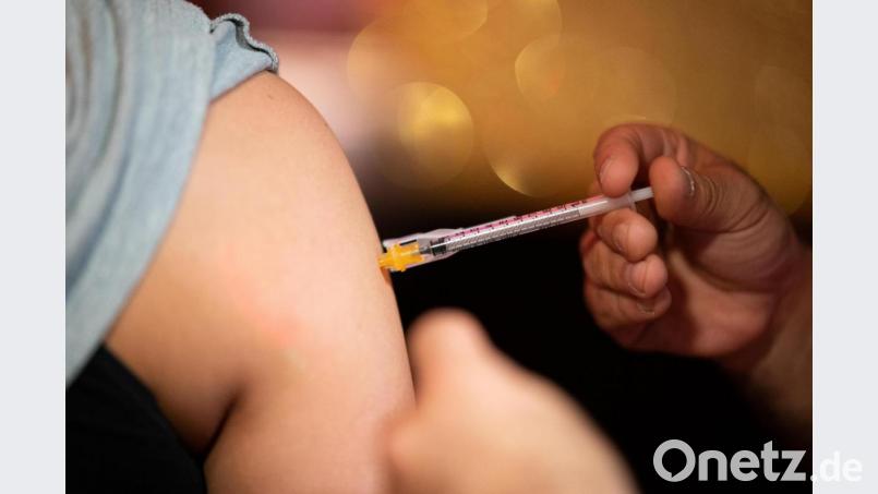 Auch die 12- bis 17 Jährigen sollen ein niederschwelliges Impfangebot an Schulen bekommen. Symbolbild: Daniel Reinhardt/dpa