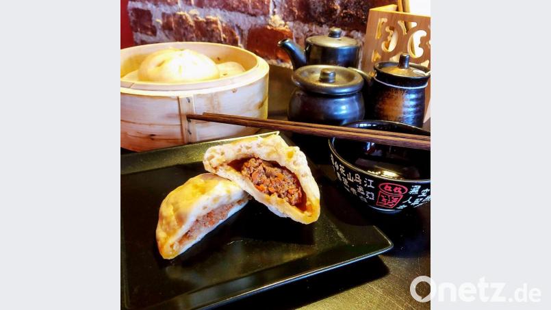 Mit Fleisch, Meeresfrüchten oder Gemüse: Jiaozi können mit unterschiedlichen Zutaten gefüllt werden. Wichtig für die Füllung ist eine feine Textur. Bild: Alexander von Kleist/dpa