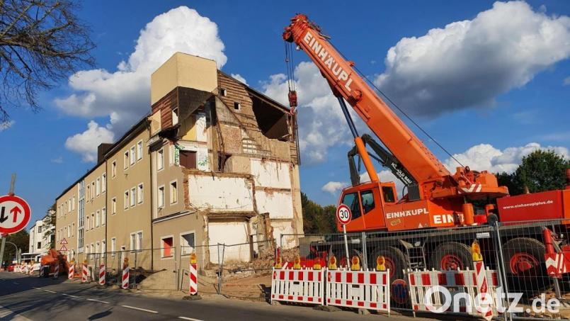 Die Abbrucharbeiten an der Egerer Straße am Dienstag. Bild: hmr