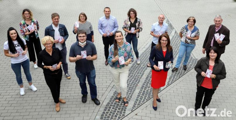 Festival-Leiterin Anne Schleicher (vorne, Dritte von rechts) stellte mit Vertretern von Stadt und Landkreis Schwandorf sowie aus den einzelnen Spielorten den Startschuss das Programm der Zwickl-Dokumentarfilmtage vor. Bild: Gerhard Götz