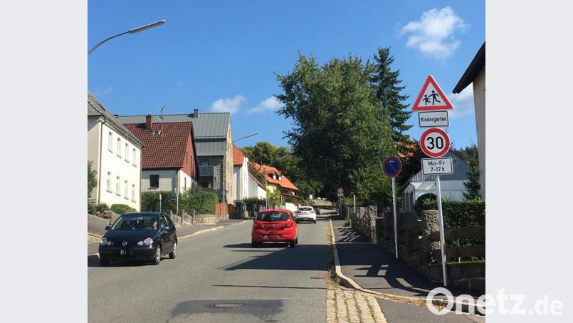 An dieser Stelle ist besondere Aufmerksamkeit gefordert, da durch die abschüssige Straßenführung die Fahrzeuge zusätzlich beschleunigt werden und es schnell zu einer Geschwindigkeitsüberschreitung kommen kann. Ab sofort gilt Tempo 30. Bild: cro