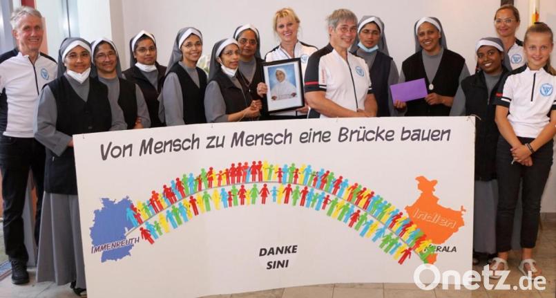 Weitere Namen und Menschen trägt seit Mittwoch die Brücke zwischen Immenreuth und Kerala. Die Schwestern des Seniorenheims, die nicht bei dem Dankeschön-Nachmittag 2019 in Immenreuth dabei sein konnten, ergänzten mit ihren Namen die tragenden menschlichen Symbole der Brücke. Auf dem Foto von der Radsportgruppe (von links) Gerhard Kainz, Monika Kainz (mit Bild von Schwester Sini), Bernhard Eberhard sowie Karina und Sophia Fischer. Bild: bkr