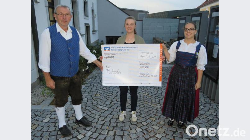 Dirigent Alfons Steiner, Zweiter Vorsitzende Monika Wisman und Kassiererin Sabrina Busch (von links) präsentieren den Scheck für die Überweisung. Bild: adj