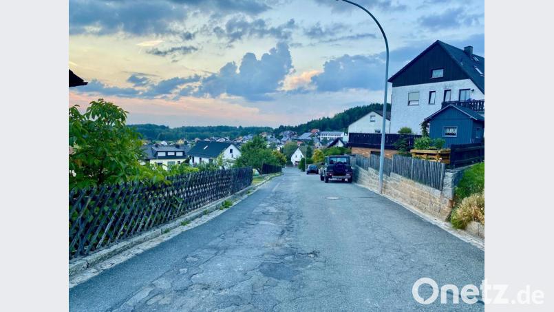 Im Säubergweg tut eine neue Asphaltierung dringend not. Die Gemeinde will hier heuer noch für bessere Straßenverhältnisse sorgen. Bild: Eichl