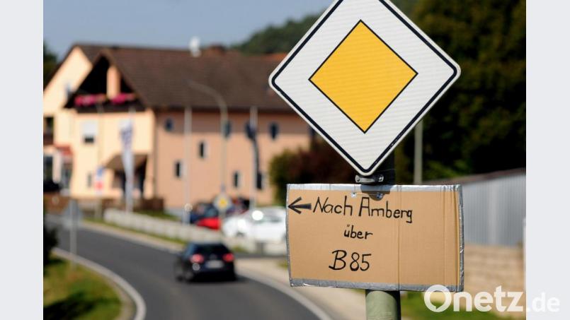 Handarbeit in Sachen Verkehrslenkung leisteten findige Paulsdorfer. Bild: Stephan Huber