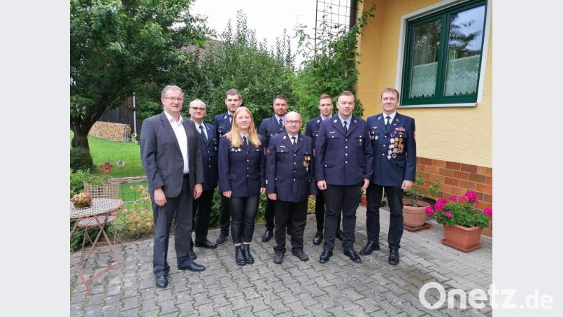 Das neue Führungsteam der aktiven Wehr der FFW Unterauerbach zusammen mit Bürgermeister Franz Grabinger (links). Bild: ga