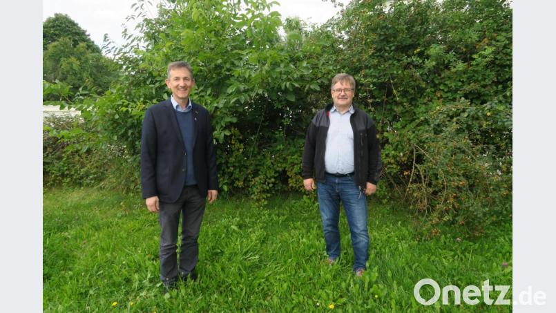 Bürgermeister Albert Geitner (links) freut sich, dass sich künftig Udo Günnewich um die kommunalen Wanderwege kümmert. Bild: Verena Sägenschnitter/exb