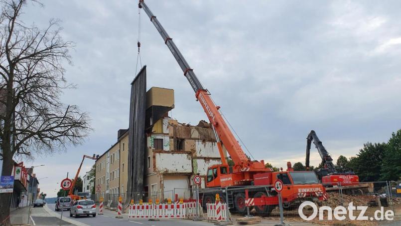 Die Arbeiten für den Abbruch des ehemaligen Seniorenheims St. Maria in Waldsassen gingen am Mittwochvormittag weiter. Mit einem Autokran werden Staubschutzvorhänge an der Straßenseite in Stellung gebracht. Der Verkehr läuft während der Arbeiten halbspurig an der Baustelle vorbei. Bild: hmr