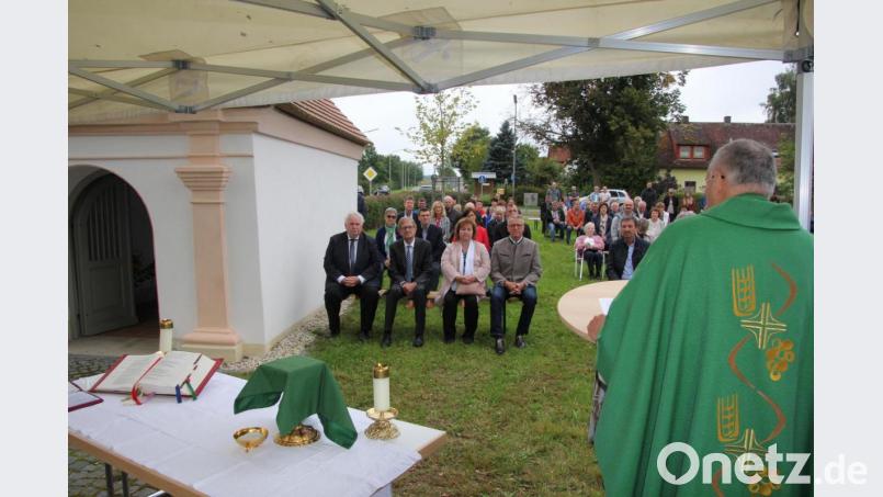 Stadtpfarrer Georg Flierl erteilte der Pfarrkapelle in Wondreb den kirchlichen Segen. Bei der Feier mit dabei waren auch (vorne, von links) Zweiter Bürgermeister Peter Gold, Dritter Bürgermeister Norbert Schuller sowie Cornelia und Franz Stahl. Bild: kro