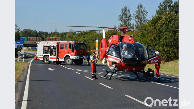 Ein Großaufgebot an Rettungskräften war nach dem Unfall mit einem Lkw und einem Motorrad im Einsatz. Bild: jr