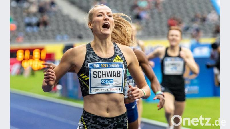 Corinna Schwab aus Hiltersdorf (Kreis Amberg-Sulzbach) bejubelt ihren Sieg über 400 Meter in Berlin. Mit 51,51 Sekunden stellte die 22-Jährige einen neuen persönlichen Rekord auf. Bild: Andreas Gora/dpa