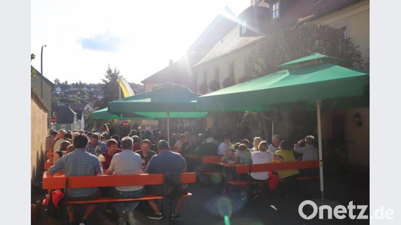Am Montag waren die Biertische im Außenbereich schnell gefüllt. Petrus glänzte mit Kaiserwetter für die Windischeschenbacher. Bild: wrm