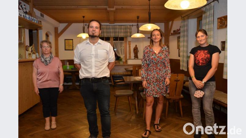 Manuel Dippold (Zweiter von links) steht nun an der Spitze des SPD-Ortsvereins Vohenstrauß. Christina Schmid (Zweite von rechts) ist seine Stellvertreterin. Neu sind auch Kassiererin Annalisa Lehner (rechts) und Schriftführerin Silke Pschibl (links). Bild: doj