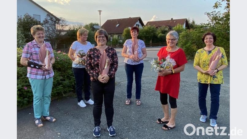 Bei einem kleinen Sommerfest ehrte Vorsitzende Elisabeth Weidner langjährige Mitglieder und verabschiedete Marga Lindner sowie Hildegard Klinger aus der Vorstandschaft. Bild: wee