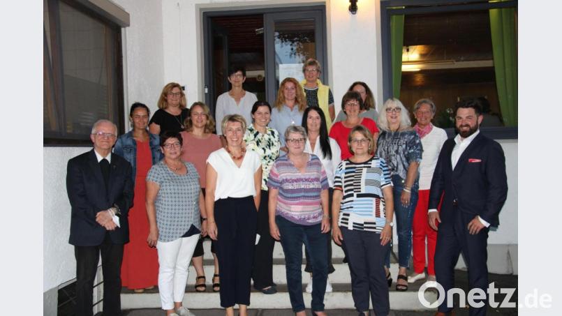 Stefanie Hetz (vorne, Dritte von links) wurde unter Leitung von Bürgermeister Sebastian Dippold (vorne, rechts) zur Vorsitzenden des Katholischen Frauenbunds Neustadt gewählt. Seine Unterstützung sagte auch Geistlicher Beirat Stadtpfarrer Josef Häring (vorne, links) zu. Bild: prh