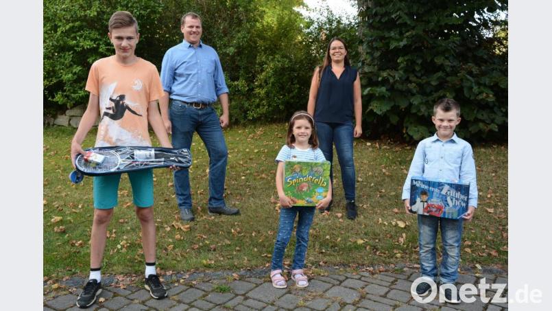 Die Gemeinderätsel-Gewinner Julius Wölfl, Leonie Siller und Ludwig Rosner (vorne, von links) mit den Jugendbeauftragten Martin Teubner und Tanja Wettinger. Bild: jr