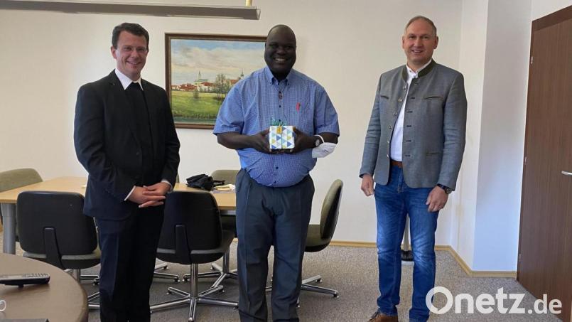 Ortspfarrer Thomas Kohlhepp, Pfarrvikar Robert Amandu beim Rathauschef Richard Kammerer (von links). Bild: hok